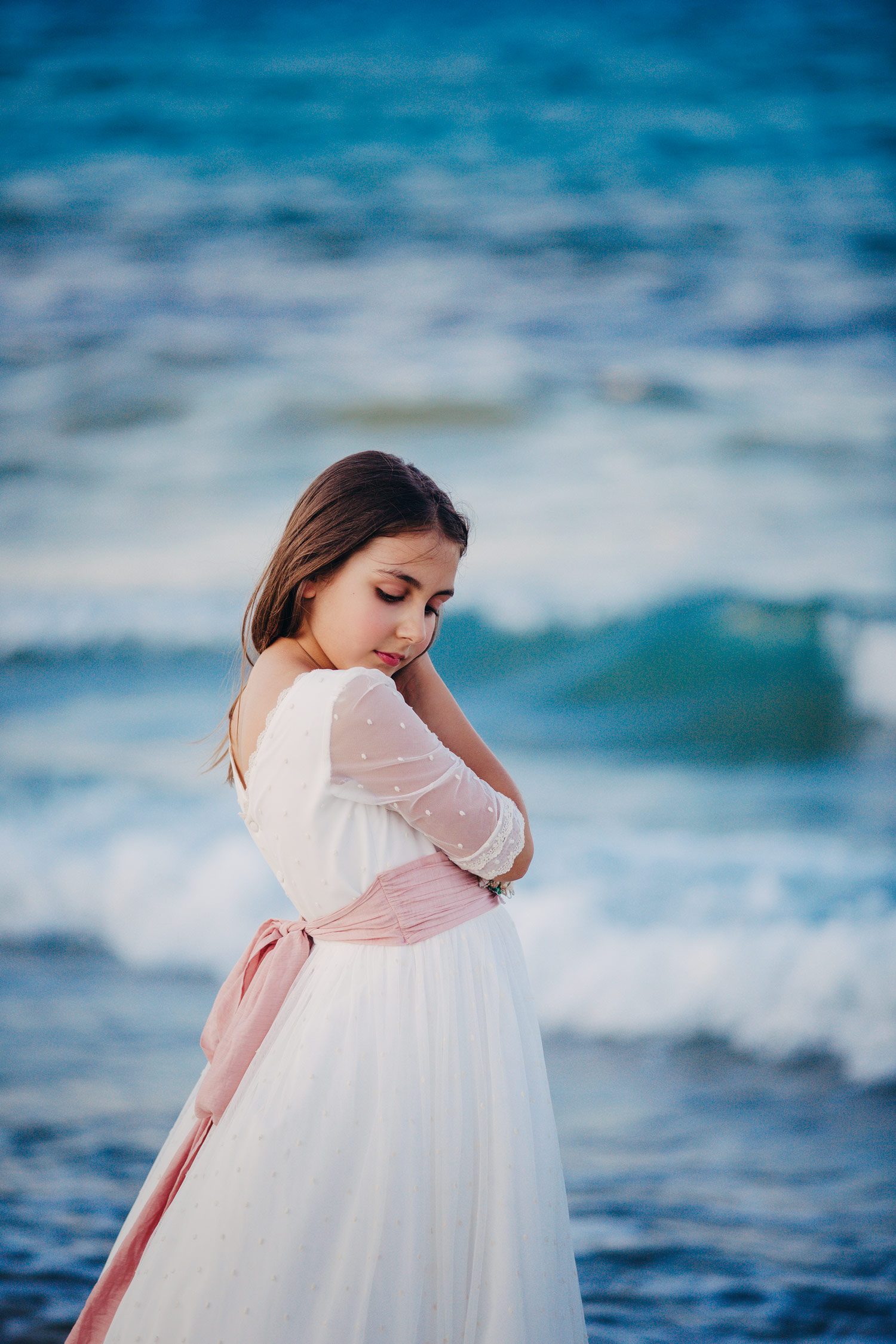 Niña en el mar el día de su comunión